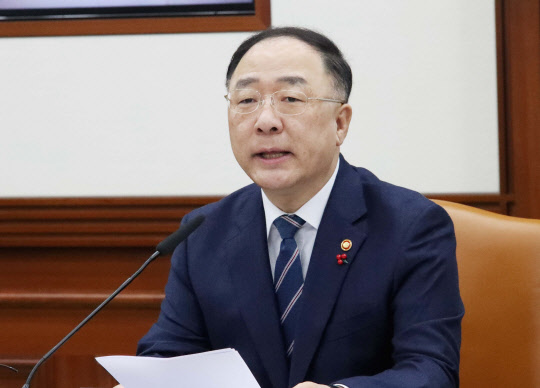 경제활력대책회의서 발언하는 홍남기 부총리 (서울=연합뉴스) 김승두 기자 = 홍남기 경제부총리 겸 기획재정부 장관이 8일 오전 정부서울청사에서 열린 '제28차 경제활력대책회의'에서 발언하고 있다. 2020.1.8 kimsdoo@yna.co.kr (끝)